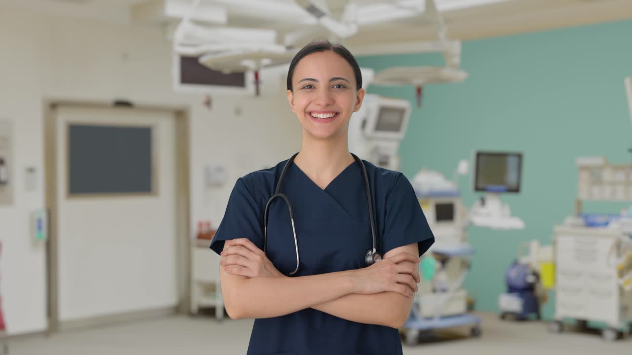 Retrato de doctora india feliz con uniforme médico