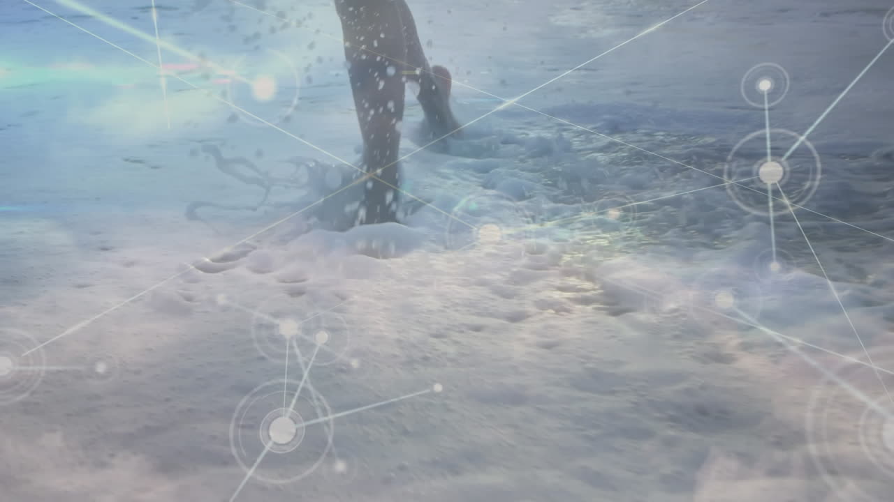 해변에서 달리는 여성의 낮은 섹션에 대한 연결 네트워크