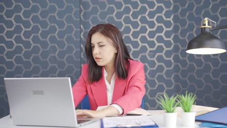 Mujer-De-Negocios-Joven-Con-Presión-De-Tiempo.