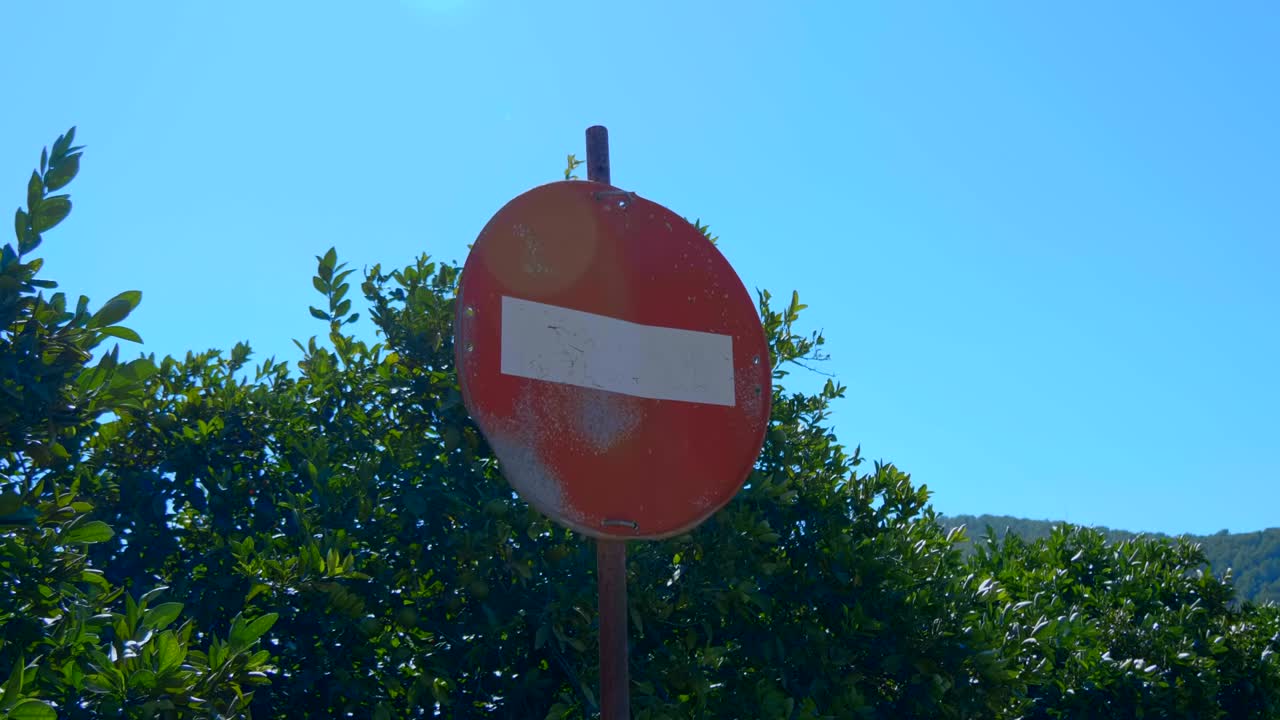 오래된, 은 표지판, 색 수평 줄무가 있는 빨간 원, 들어오는 것을 금지하는