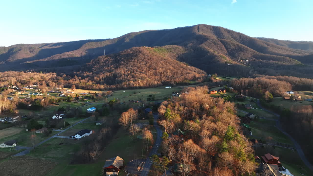 En klar solrig morgen under en tidlig droneflyvning i Great Smoky Mountains.