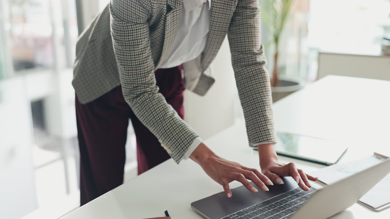 Professionel forretningskvinde, der arbejder på bærbar computer på kontoret