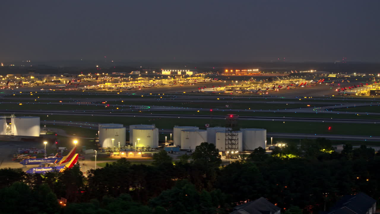 하츠필드 공항의 활주로에서 밤에 이륙하고 착륙하는 비행기와 함께 콘코스에서의 활동을 포착하는 애틀랜타 조지아 에어리얼 v892 하이퍼스 - mavic 3 pro cine - 2023년 6월