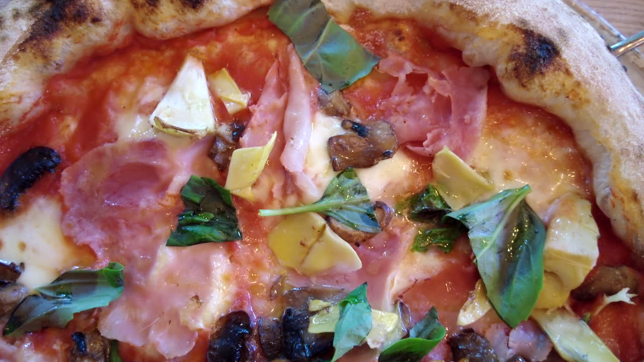 Close de uma pizza em cima de uma mesa em um restaurante