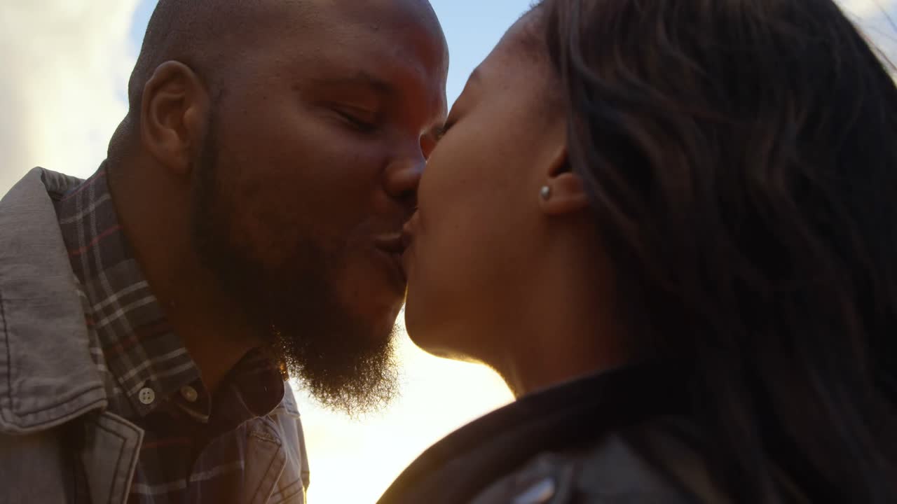 primo piano di una coppia che si bacia in una giornata di sole 4k