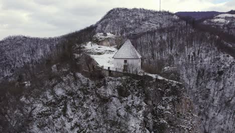 Kuslat-Moschee-Aus-Der-Osmanischen-Zeit,-Erbaut-Auf-Einem-Felsen-In-Bosnien-Und-Herzegowina