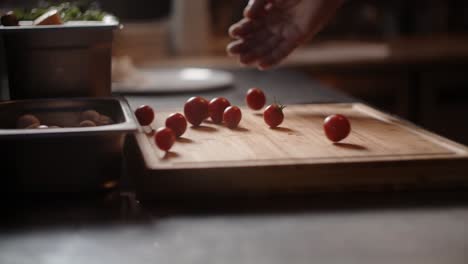 el chef está preparando tomates cereza.