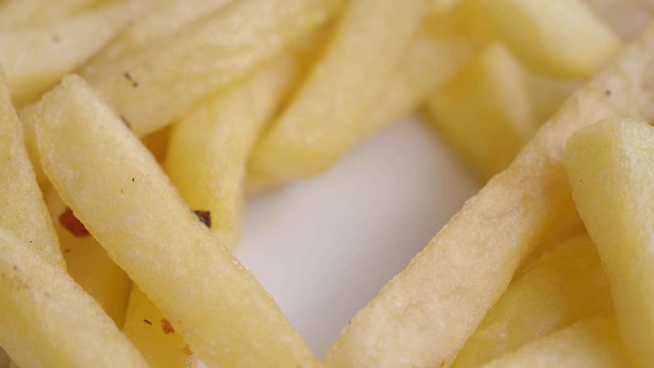 美味しそうなきつね色のフライドポテトのクローズアップ