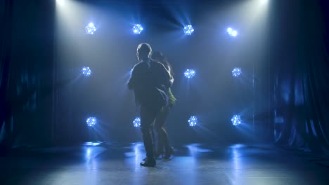 una pareja bailando salsa.