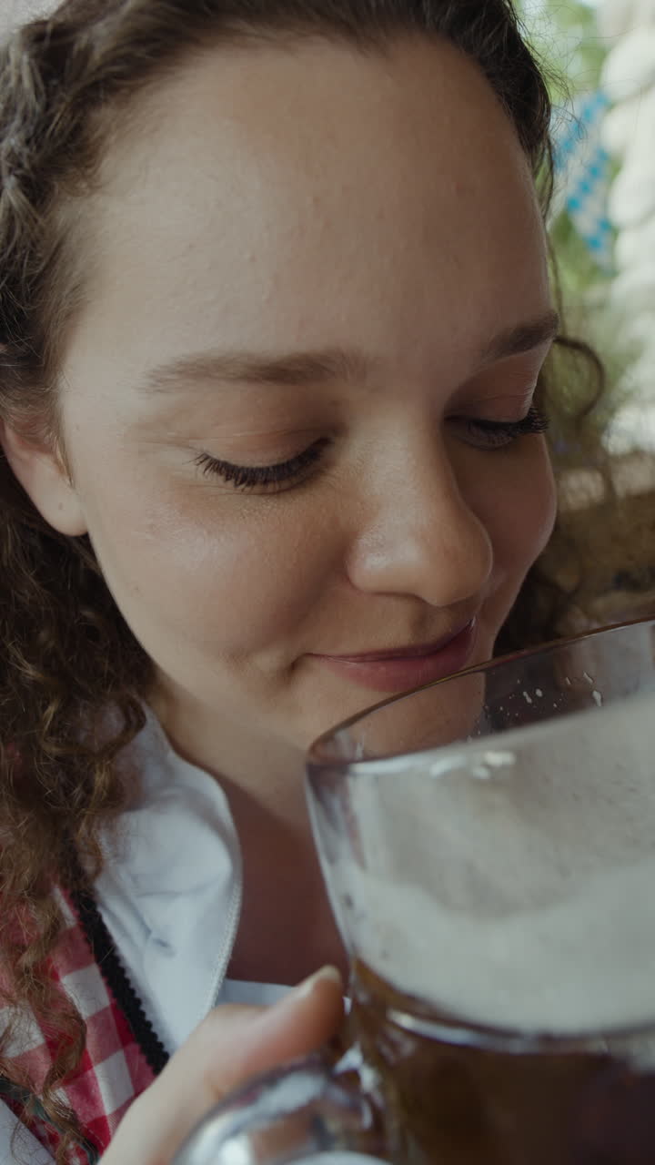 Una mujer bebiendo cerveza.