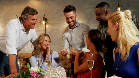 hombre proponiendo mujer en presencia de sus amigos 4k 4k