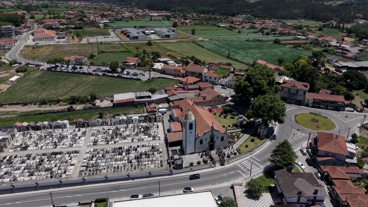 Aereo - Igreja Matriz de Salreu a Estarreja con cimitero, rotonda della strada principale e campi.