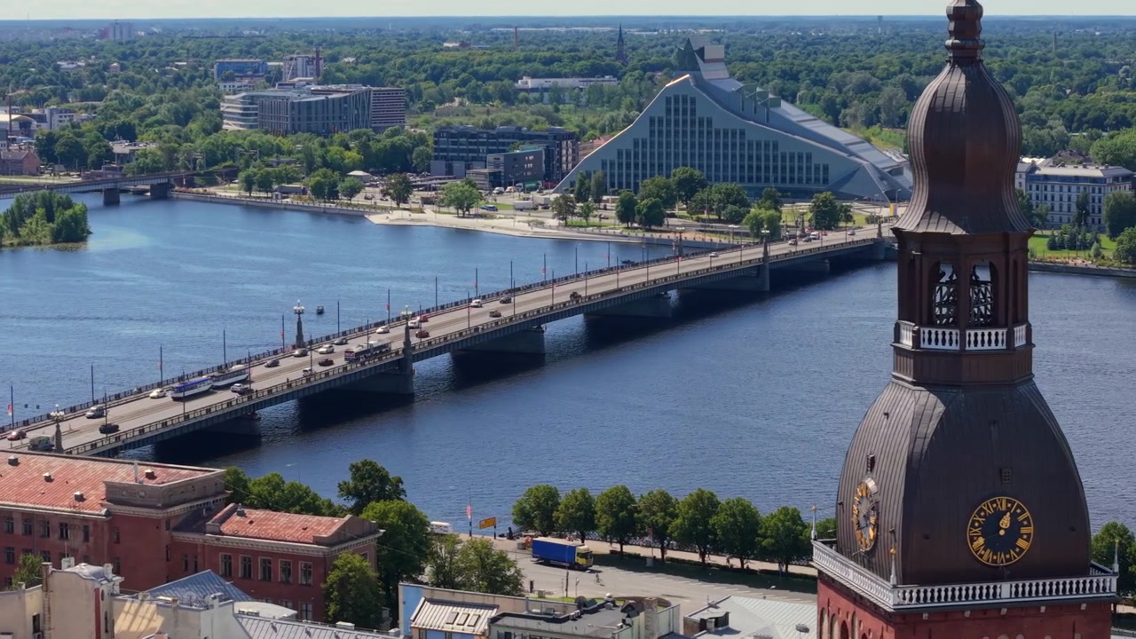 Ripresa aerea dello skyline di Riga, del ponte Akmens e della Biblioteca Nazionale
