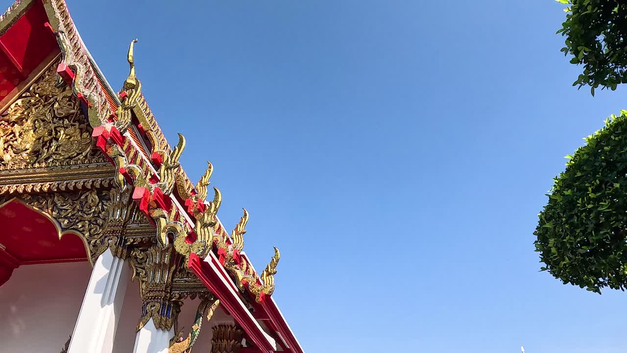 Tetto di un tempio contro un cielo azzurro limpido