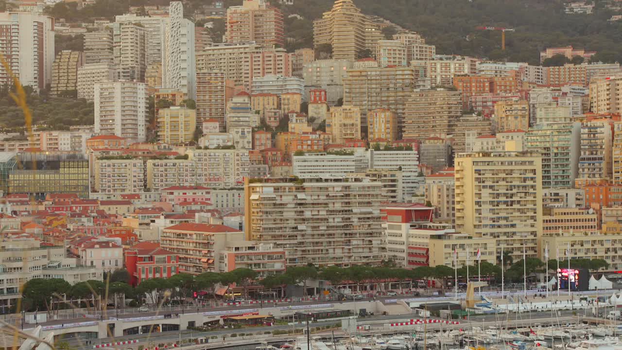 Vista panoramica di edifici residenziali in collina nella città costiera di Monaco