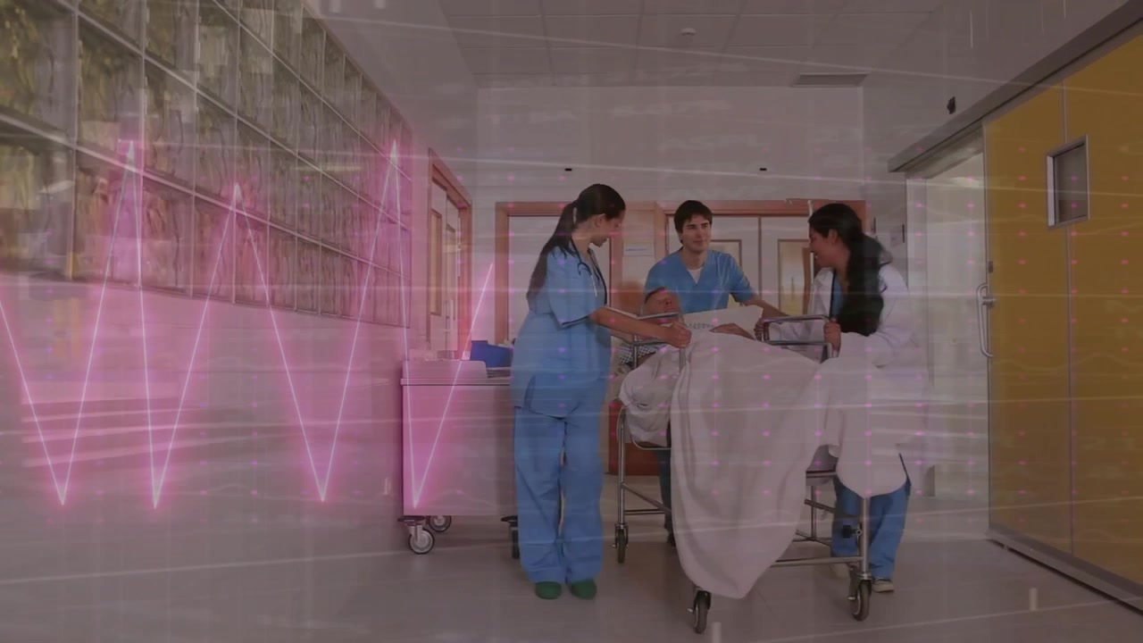 Médicos caucásicos caminando con un paciente en cama, con un monitor cardíaco.