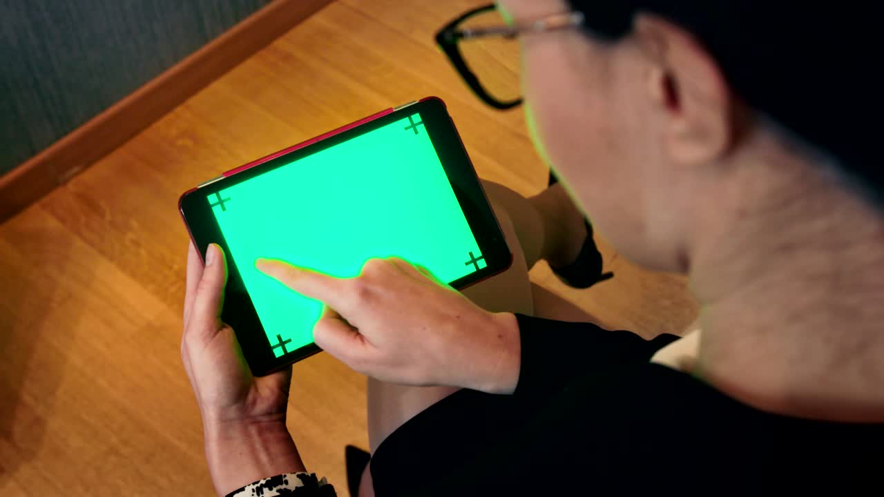 태블릿 컴퓨터 녹색 화면 모니터 젊은 사업가