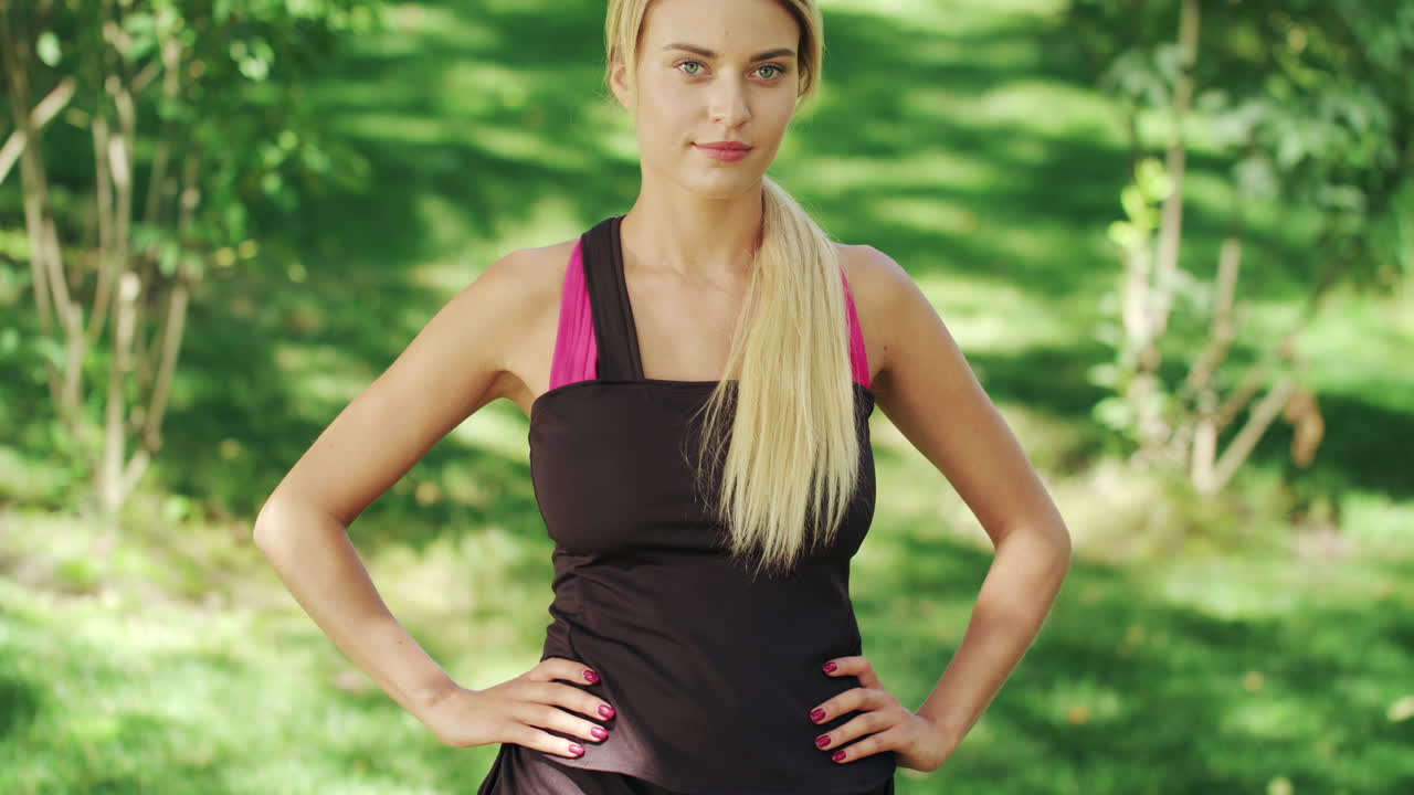 을 돌리는 맞춤형 소녀