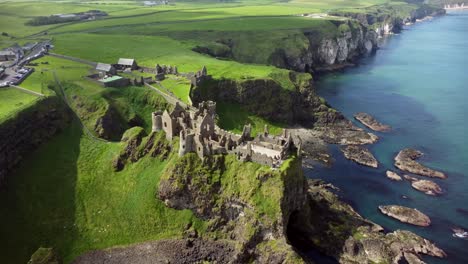 fotografía aérea del castillo de dunluce, en bushmills en la costa norte del condado de antrim en irlanda del norte