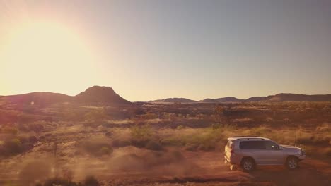 Luftdrohne-Low-Tracking-4wd-Truck-Auf-Schotterstraße-In-Der-Australischen-Wüste