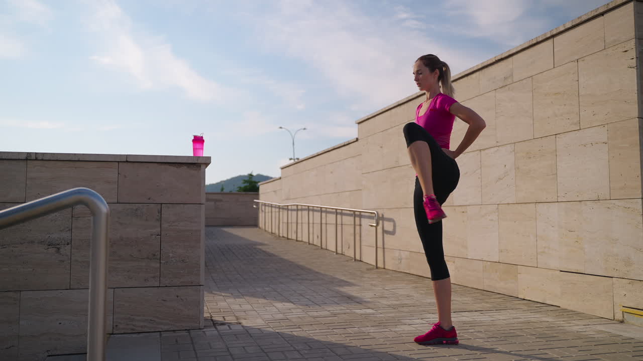 mujer estirándose al aire libre