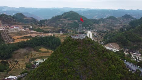 El-Impresionante-Y-Patriótico-Punto-De-La-Bandera-De-Pulmón-Cu,-Vietnam.