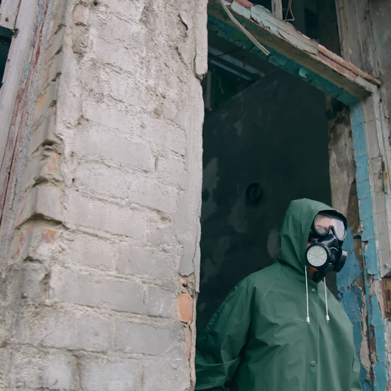Pessoa em uma cidade apocalíptica. Homem com roupa de proteção em uma cidade destruída