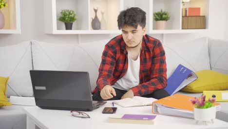 el perezoso no puede concentrarse en su trabajo.