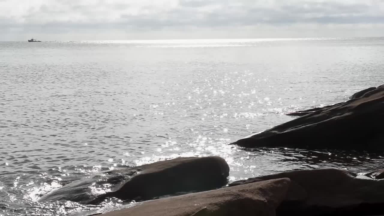 바다로 나가는 낚싯배