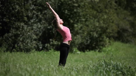 una mujer realiza una ronda de saludos al sol