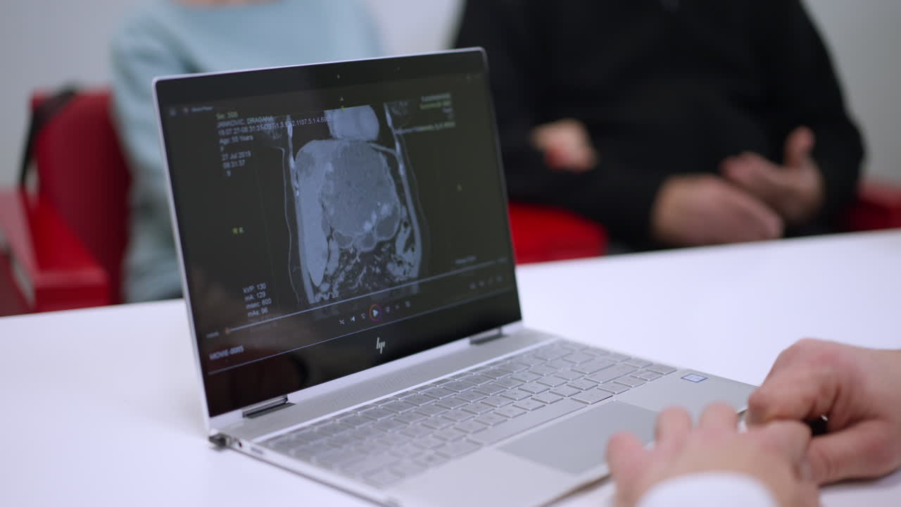 Medico che analizza immagini mediche su un laptop