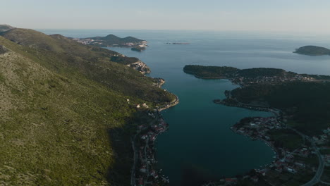 sobrevuelo aéreo de drones de 5k de la costa dálmata y la bahía en croacia con cielo azul