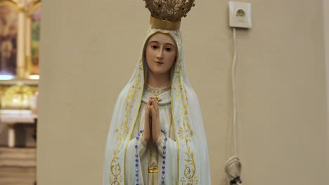 statue de la vierge marie dans une ancienne église chrétienne en europe centrale