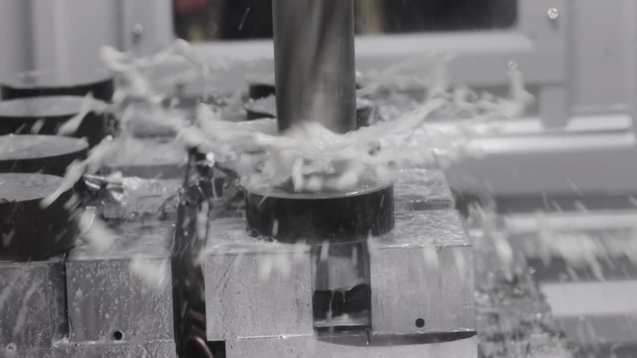 금속 가공 cnc 밀링 기계. 금속 절단 현대 가공 기술.