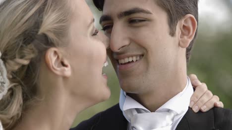 el novio posando con su bonita nueva esposa en un parque