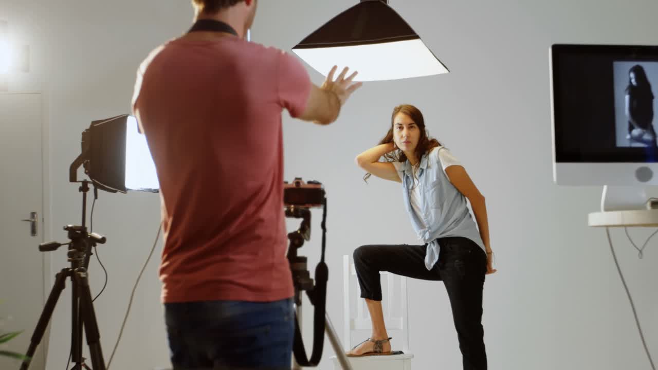 fotógrafo masculino haciendo clic en fotos de modelo 4k