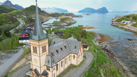 Explorando-La-Iglesia-De-Vågan-Desde-Arriba-En-Lofoten,-Noruega