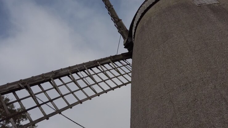 Mulino a vento d'epoca sulla collina di Bidston, mulino a farina rurale, punto di riferimento inglese, ripresa a bassa altezza camminando.