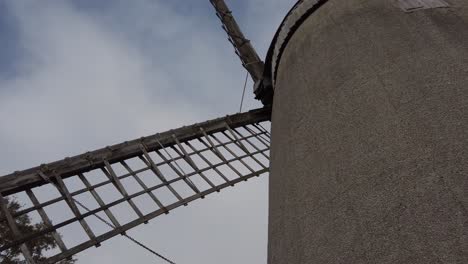 Bidston-Hill-Vintage-Landschaft-Windmühle-Getreidemühle-Englisch-Wahrzeichen-Low-Walkaround-Shot