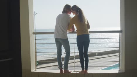 pareja caucásica disfrutando de su tiempo en la playa
