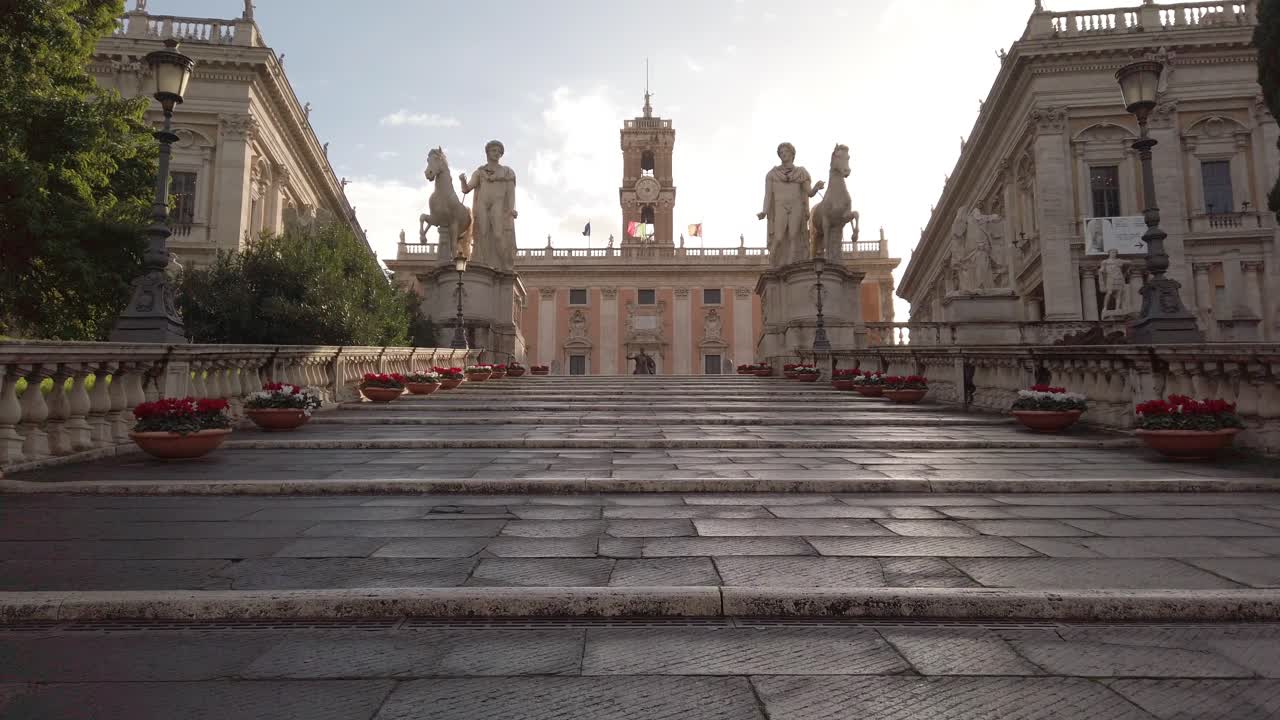 subiendo las escaleras que conducen a la colina capitolina y a los museos capitolinos ubicados en el centro de la ciudad de roma, capital de italia