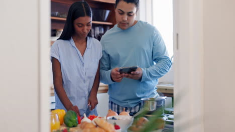 Liebe,-Kochen-Und-Paar-Mit-Telefon-In-Der-Küche