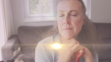 animación de luces brillantes sobre una triste mujer caucásica mayor