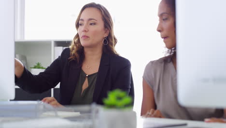 dos jóvenes empresarias que usan una computadora juntas