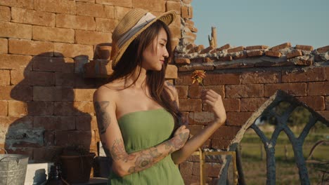 mujer en un jardín