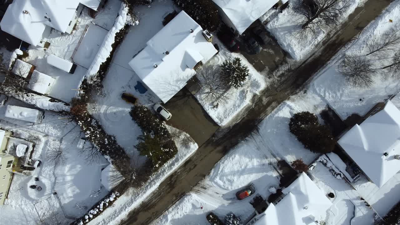 작은 마을의 하향식 드론 영상