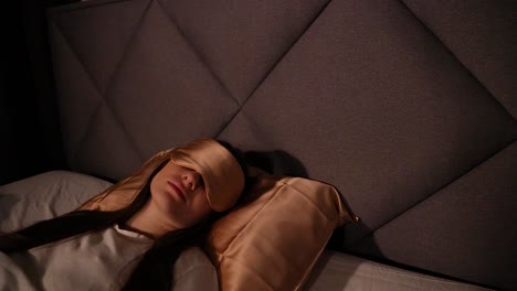 impresionante joven modelo caucásica despertando por la mañana sola en la cama