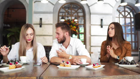 glückliche kollegen von der arbeit, die sich im restaurant unterhalten und zusammen essen