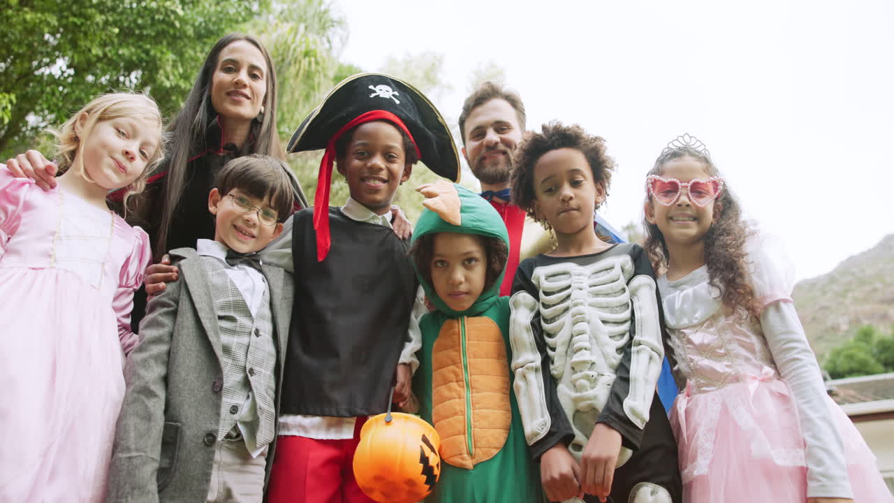 Gruppo di bambini in costume di Halloween