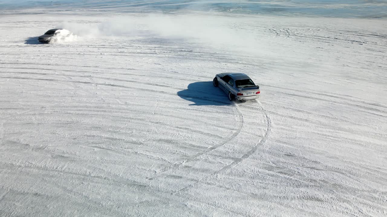vista aerea del drone delle corse automobilistiche sportive sulla pista da corsa sulla neve in inverno